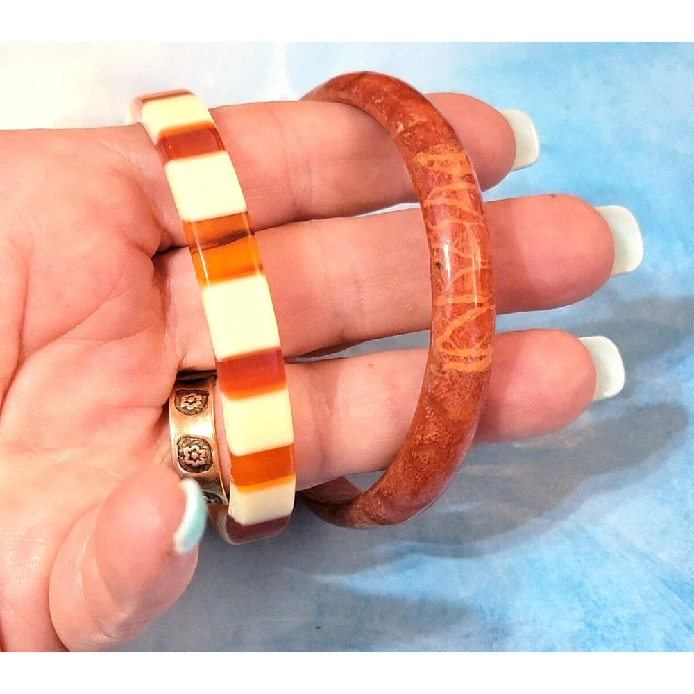2 Vintage Lucite Bangle Bracelets- Root Beer & White Striped, Marbled MOD‎ bn-2